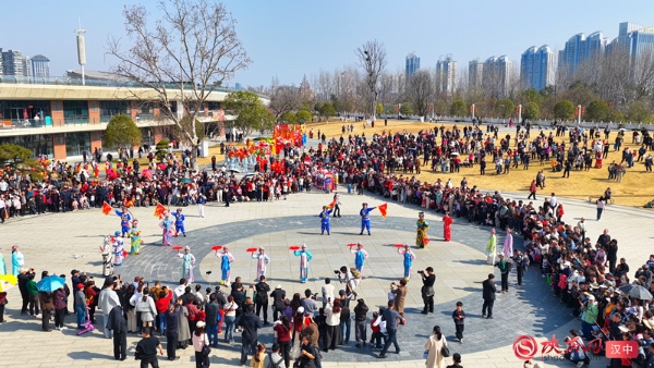 <b>热气腾腾的中国年｜陕西汉中：“非遗中国年·社火闹新春”巡游闹新春</b>