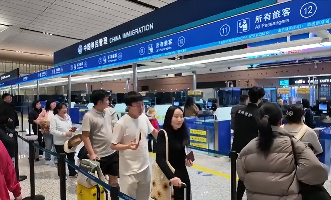 <b>西安口岸春节出入境客流“井喷”，超6万人次通关</b>