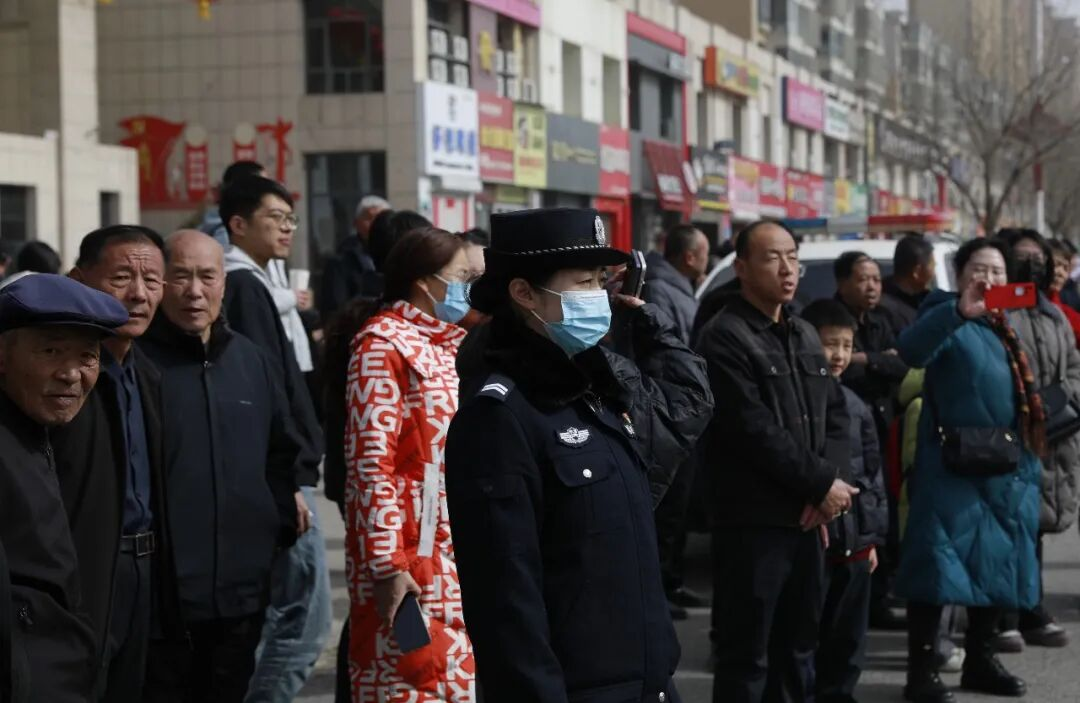 榆林市靖边县公安局：秧歌红火闹新春 藏蓝守护保平安