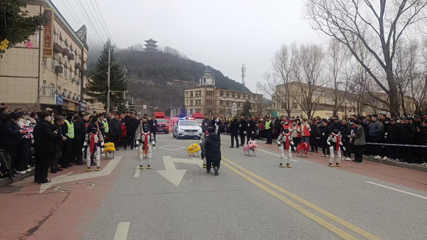 硬核科技碰撞非遗文化！宝鸡市太白县组织宇树机器人与民俗社火同台展演