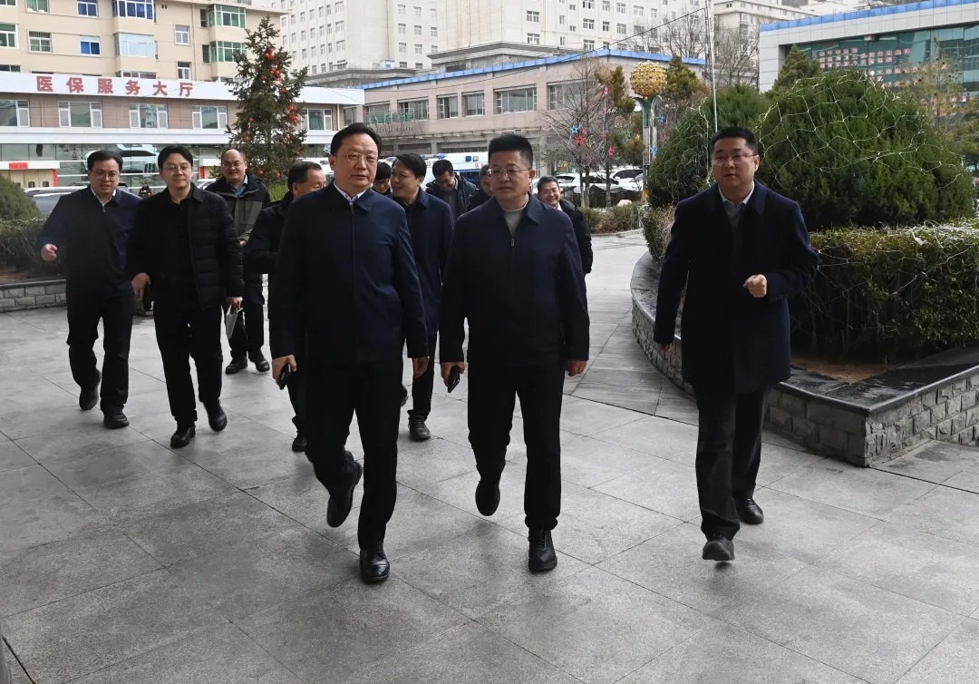 <b>延安大学党委副书记杨伟宏、副校长王延峰分别检查指导延安大学附属医院</b>