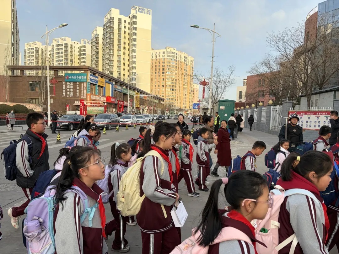 榆林高新公安：站好护学岗 撑起平安伞