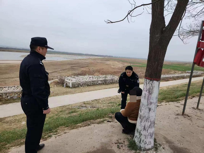 西安公安耐心劝导一小时，救下渭河边轻生女子