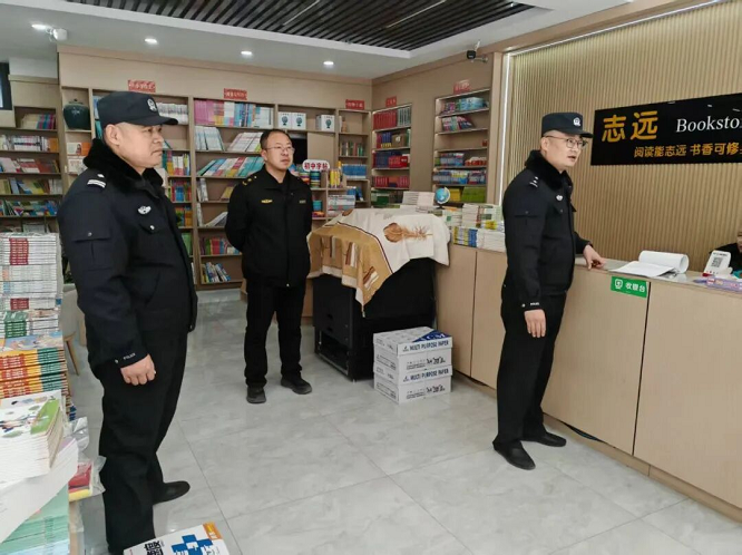 靖边县公安局东郊派出所联合城市管理执法局开展校园周边环境