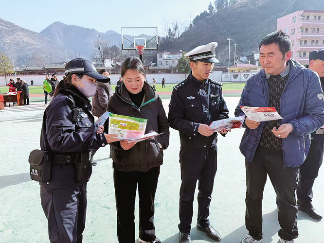 <b>商洛市柞水县凤镇派出所：暖警心  聚合力  护民安 　　</b>