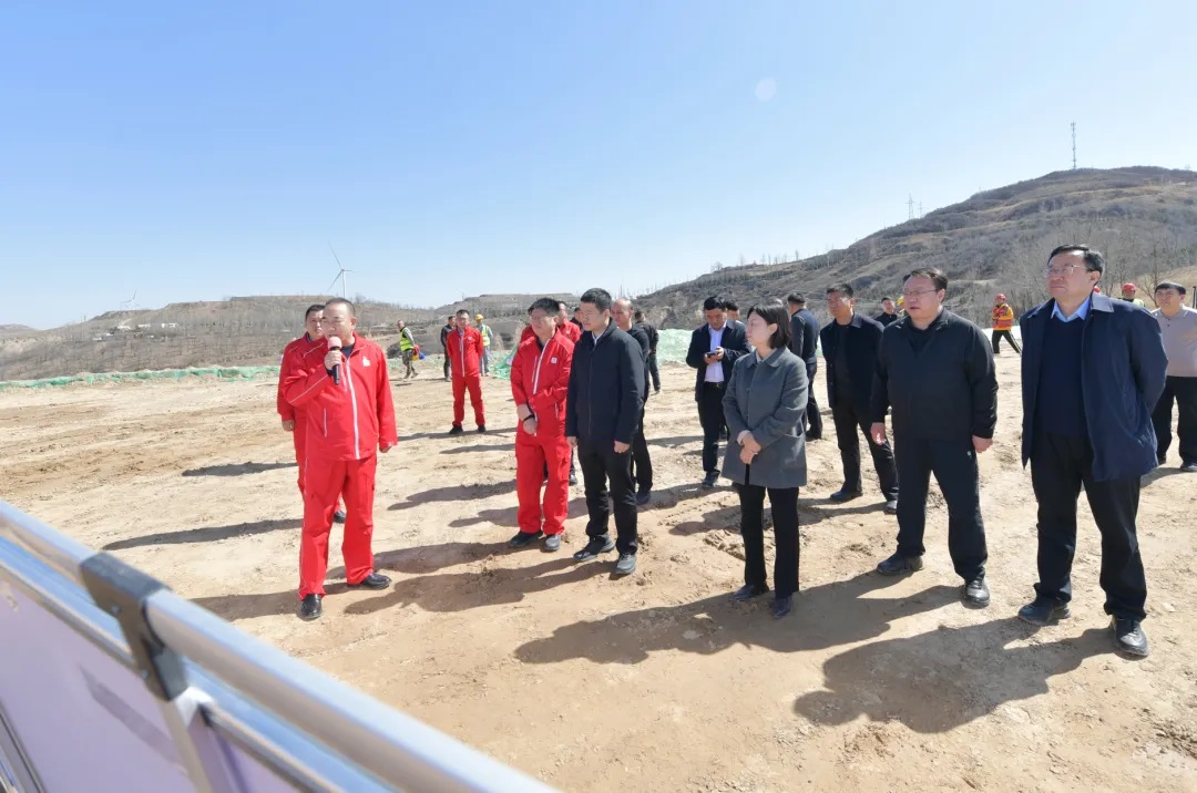 <b>延安市安塞区委副书记、区长李延武调研郝家坪联合站迁建工程等重点项目</b>