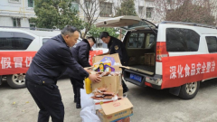 汉中集中销毁4.2吨违法食品