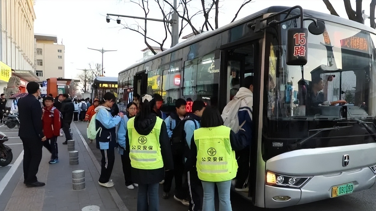 榆林推行通学定制公交 “点对点”守护学生成长路