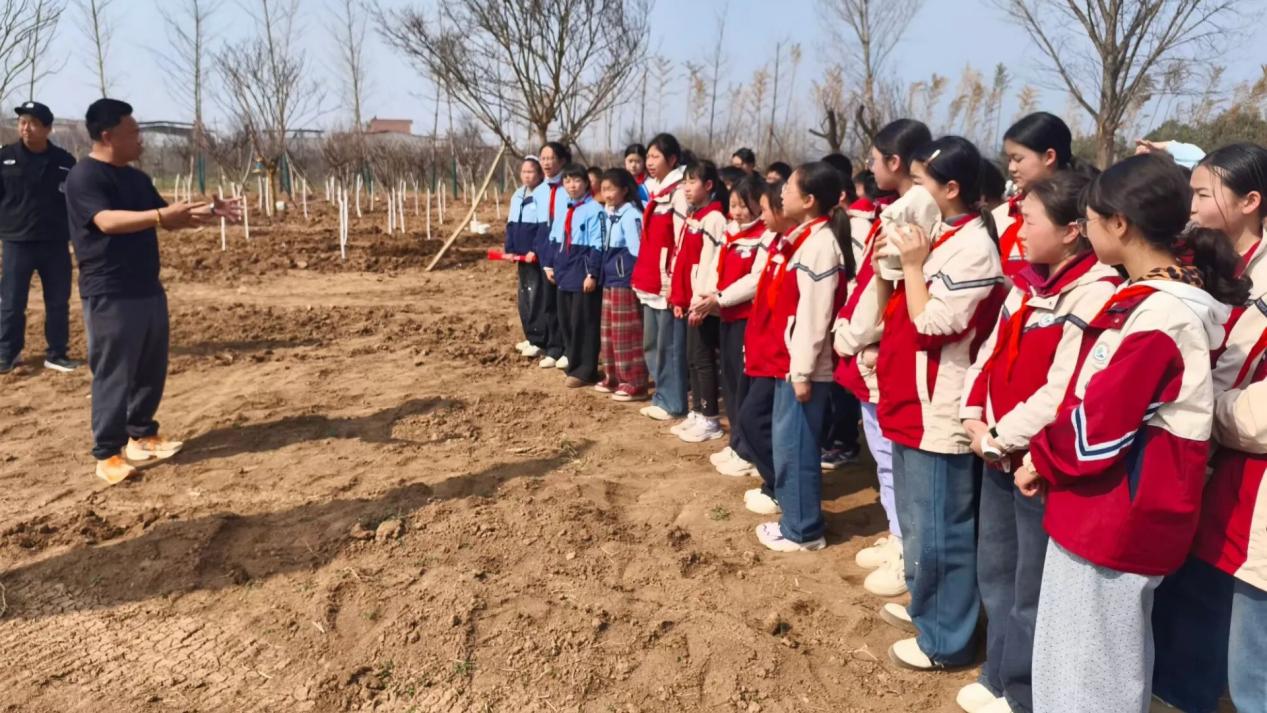 <b>西安市灞桥区东李小学开展植树节实践活动 校内外同步播种“绿色”</b>