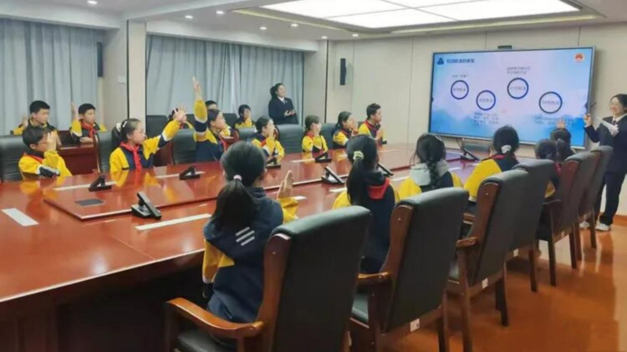 <b>西安市灞桥区东城六小：21名学生走进检察院，“沉浸式”体验法治课堂</b>