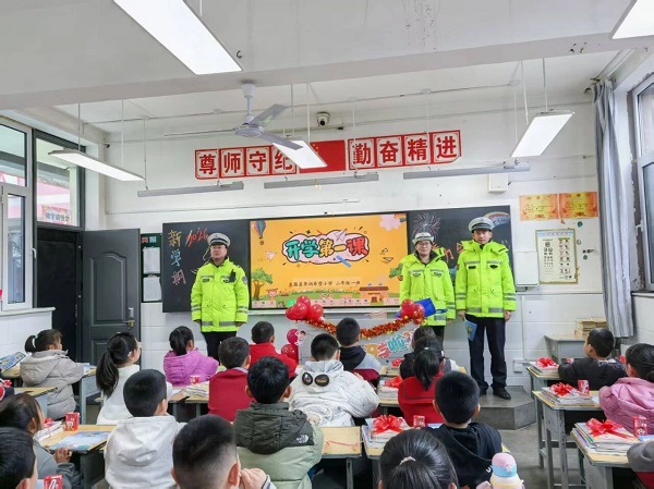 <b>榆林市米脂县公安局交通管理大队深入校园开展交通安全“开学第一课”</b>
