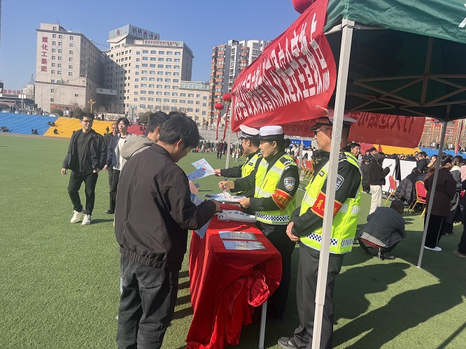 榆林市府谷交管城区中队借力招聘会开展“马路学堂”宣传  