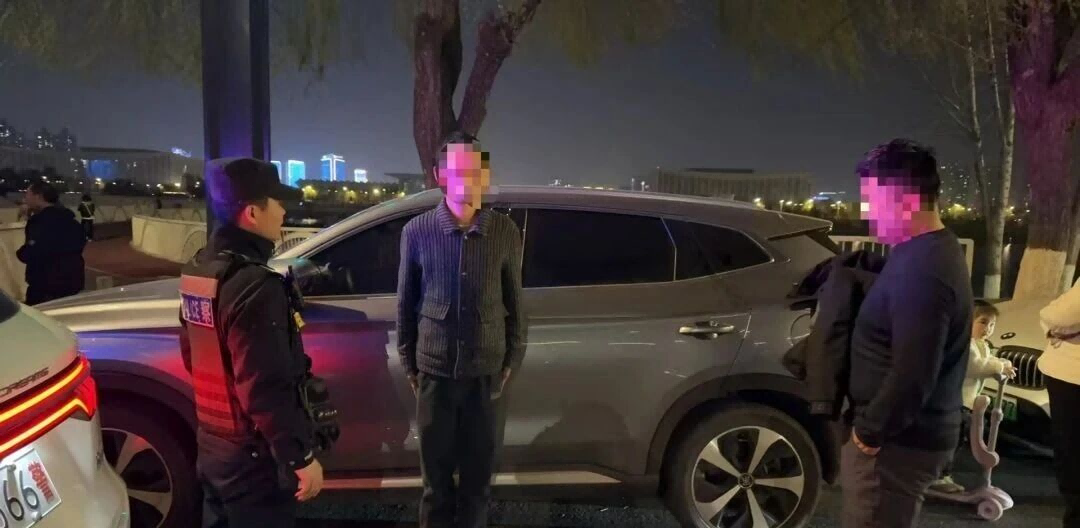 灞河边一小时守护 西安警民联手救下轻生男子