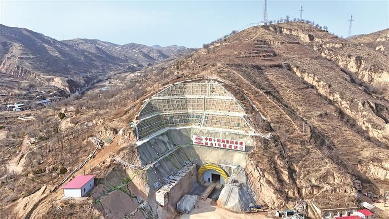 延榆高铁苗山1号隧道贯通