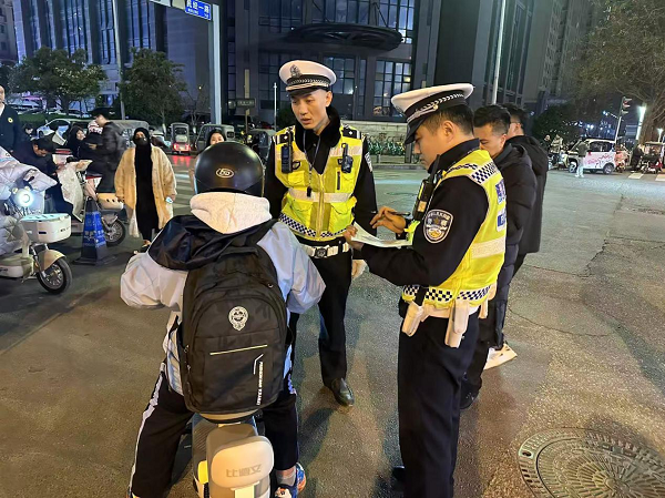 源头治理+护学行动：经开交警打出交通安全“组合拳”