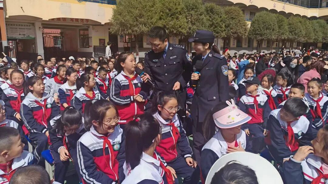 把心操在娃娃身上——榆林市靖边县公安局深耕“护苗”行动侧