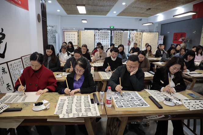 <b>笔墨抒怀 艺润职工！府谷县“职工夜校”书法美术公益培训班开班</b>