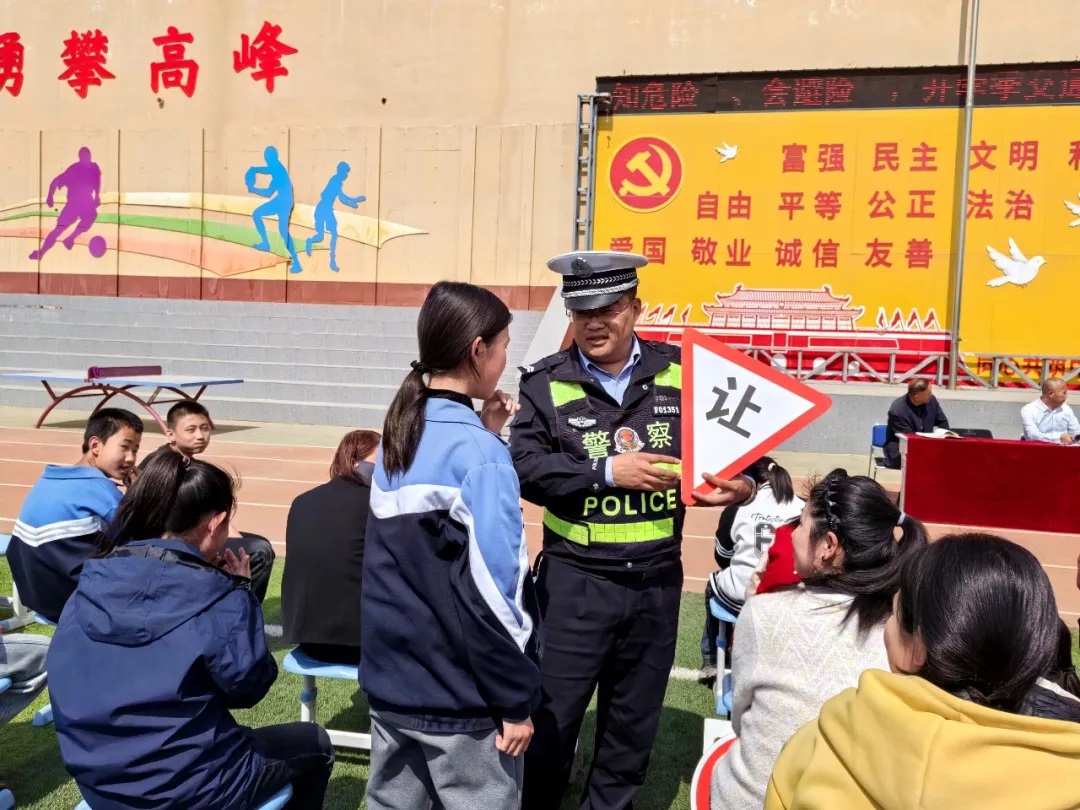 <b>榆林市公安局横山分局：普法护平安 警民共同行</b>