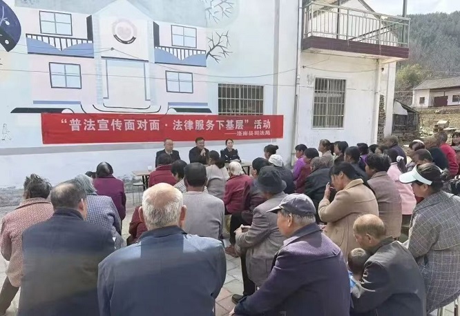 商洛市洛南县将法律服务送到群众家门口  
