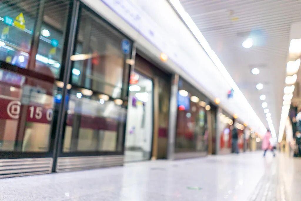 坐地铁被绊倒受伤，女子索赔27万元被法院驳回