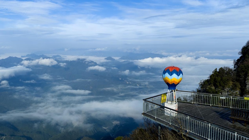 陕西汉中：春日龙头山 云雾伴青山