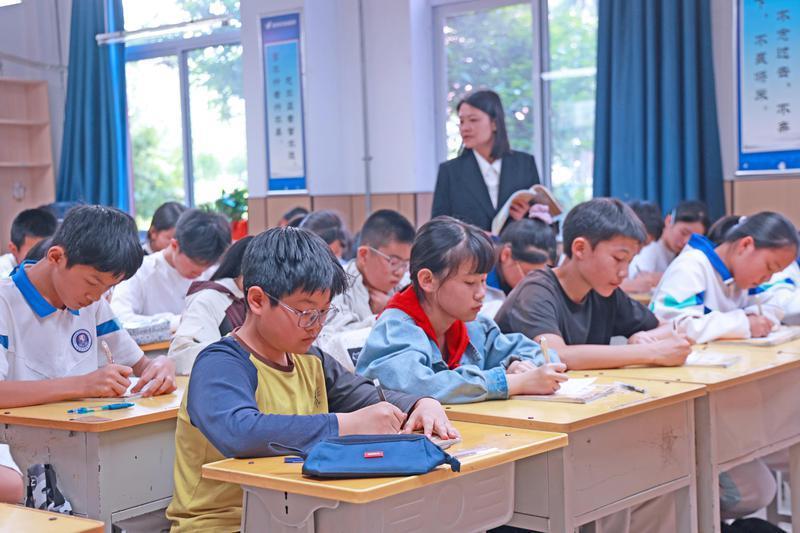 设立“自由着装日”   让美育浸润校园