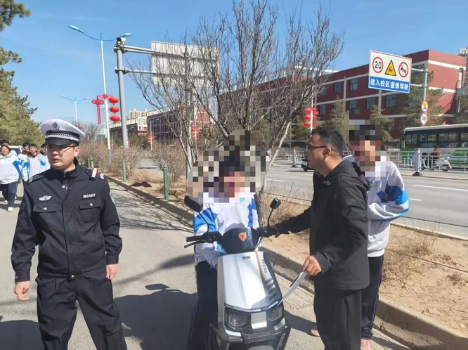 <b>家校警三方联动重拳出击，严查学生违规骑乘电动车摩托车</b>