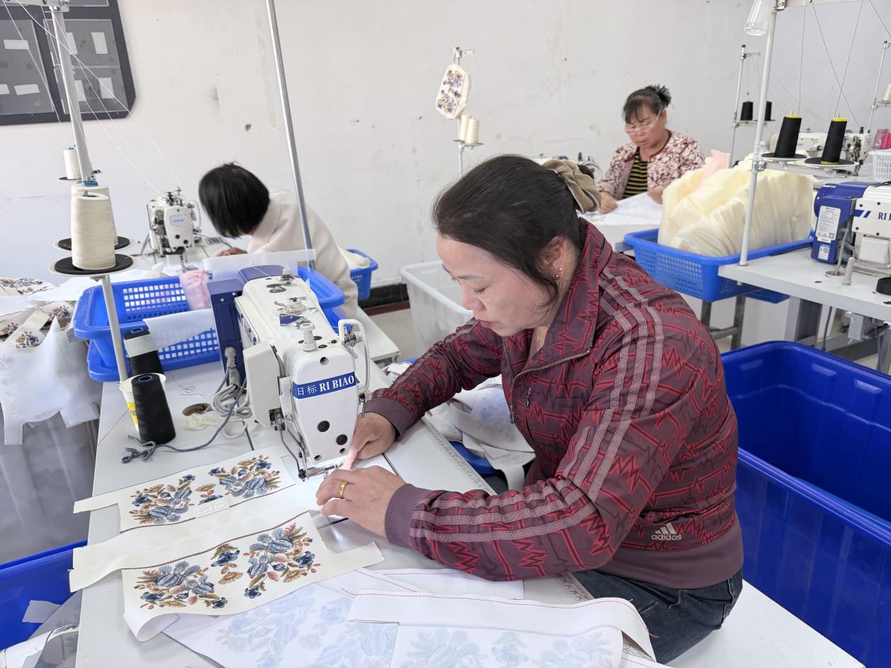 <b>铜川市印台区阿庄镇箱包加工厂投产启用 就地就业拓宽乡村振兴“富民路”</b>