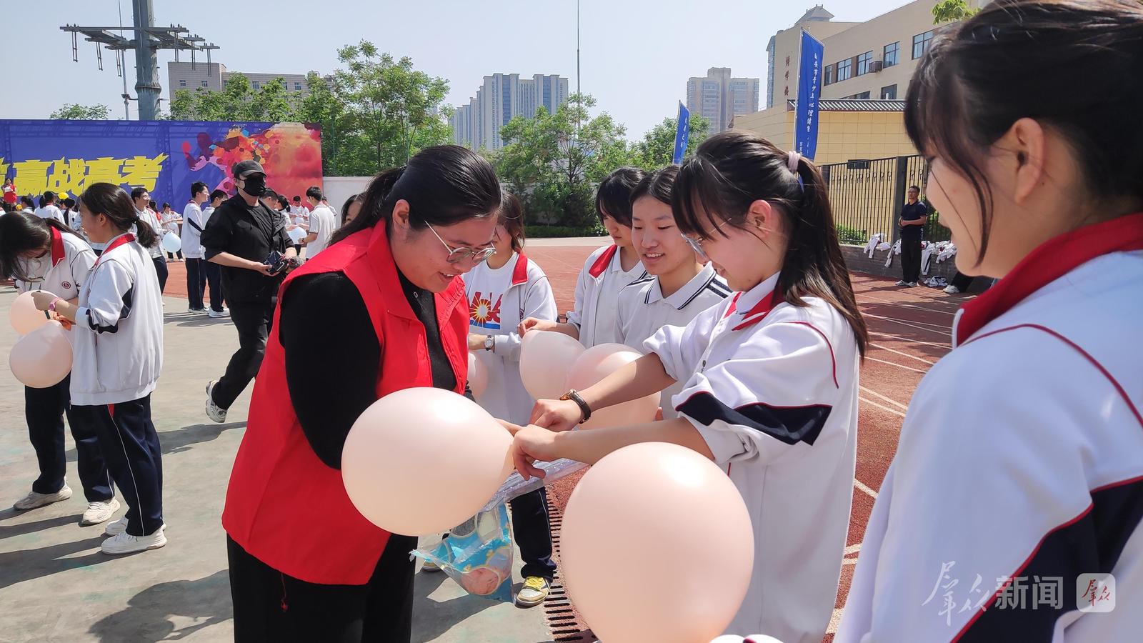 这场志愿服务活动，为高三学子集体减压