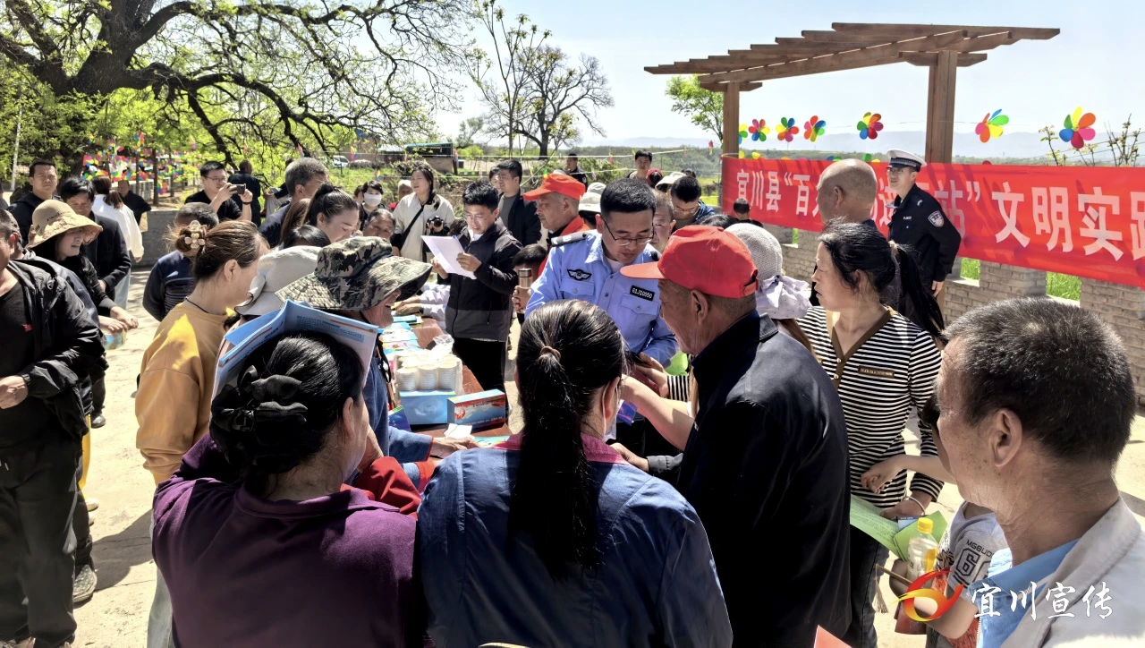 <b>延安市宜川县“百人千场进万站”文明实践宣讲走进塅塬村</b>