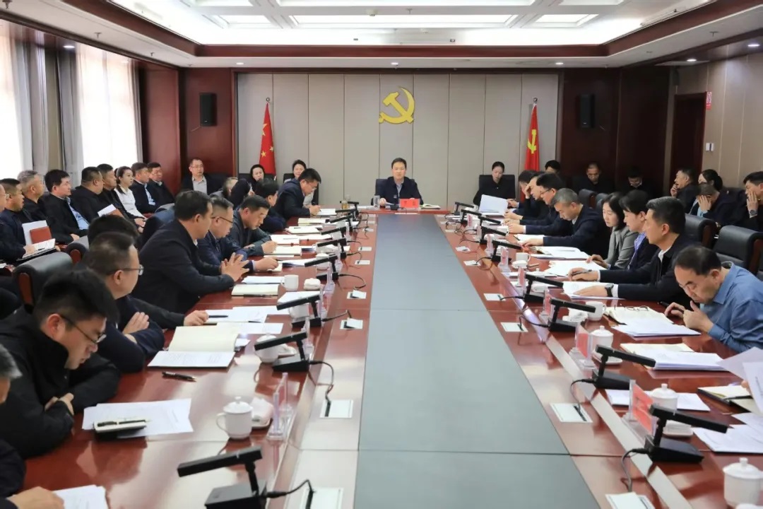 <b>延安市政协副主席、吴起县委书记贺毅主持召开县委常委会（扩大）会议</b>