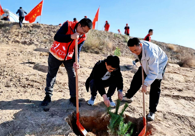 <b>榆林市府谷县府谷镇：种下一抹绿 净得一方清  </b>