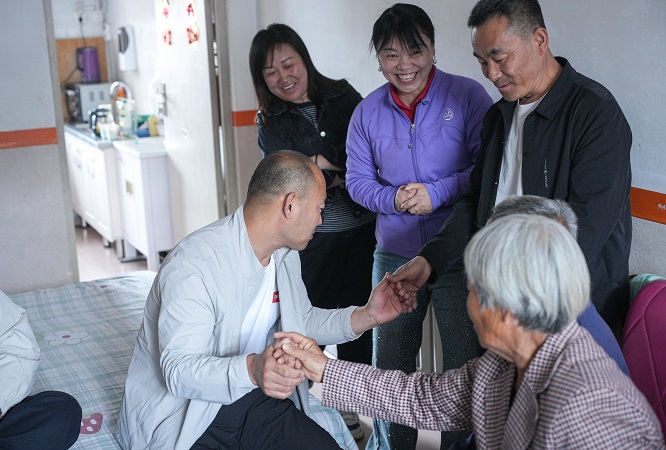 <b>迟到42年的团圆！第一书记助力圆梦 千里游子归乡认亲</b>
