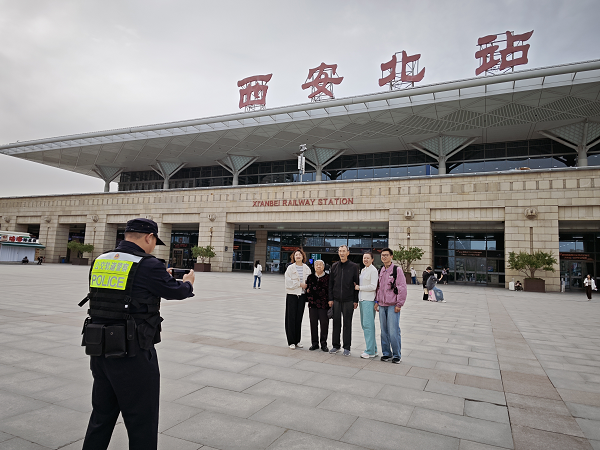 <b>“五一”出行路 西安轨道公安守护不“打烊”</b>