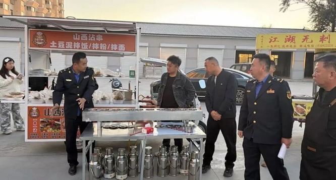 <b>筑牢用气安全防线 榆林市靖边城管为流动摊贩液化气罐安全 “上锁”</b>