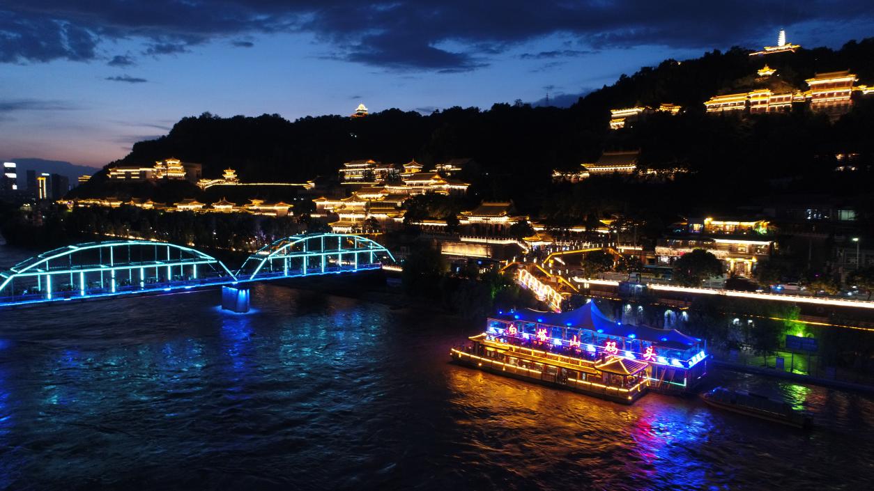 <b>晚风逐浪赏金城，夜游黄河点亮兰州夜间文旅新图景</b>