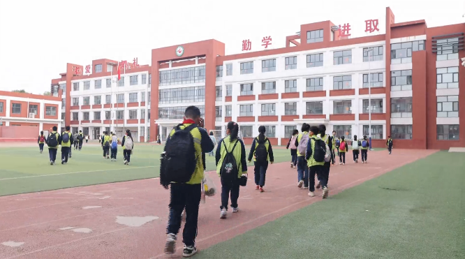 榆林市靖边县：“智能校徽”进校园推动教育管理数字化转型