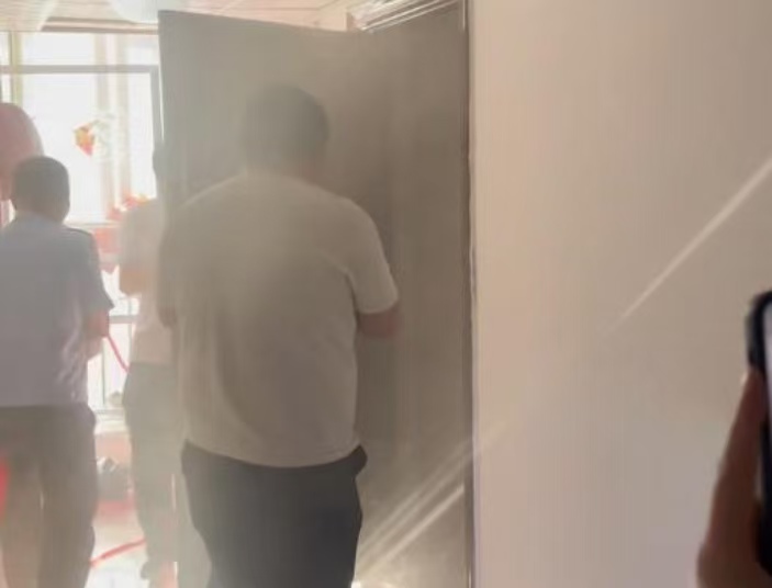商洛一小区住户家中疑似艾条着火，邻居小孩及时发现化险为夷