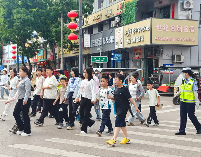 榆林市府谷县交管大队城区中队开启“护学模式”  