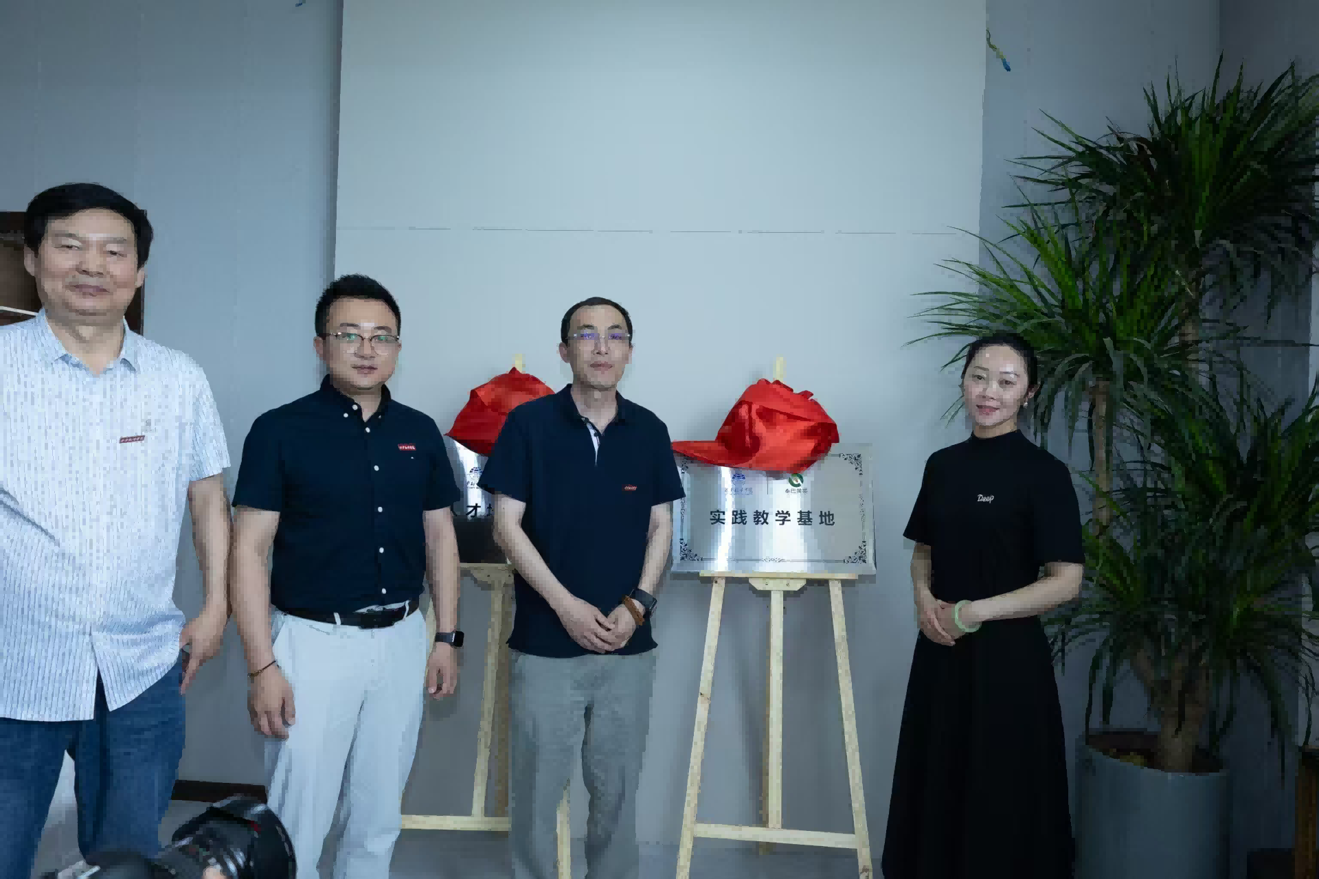 西安翻译学院与镇巴南乡茶业举行合作签约仪式
