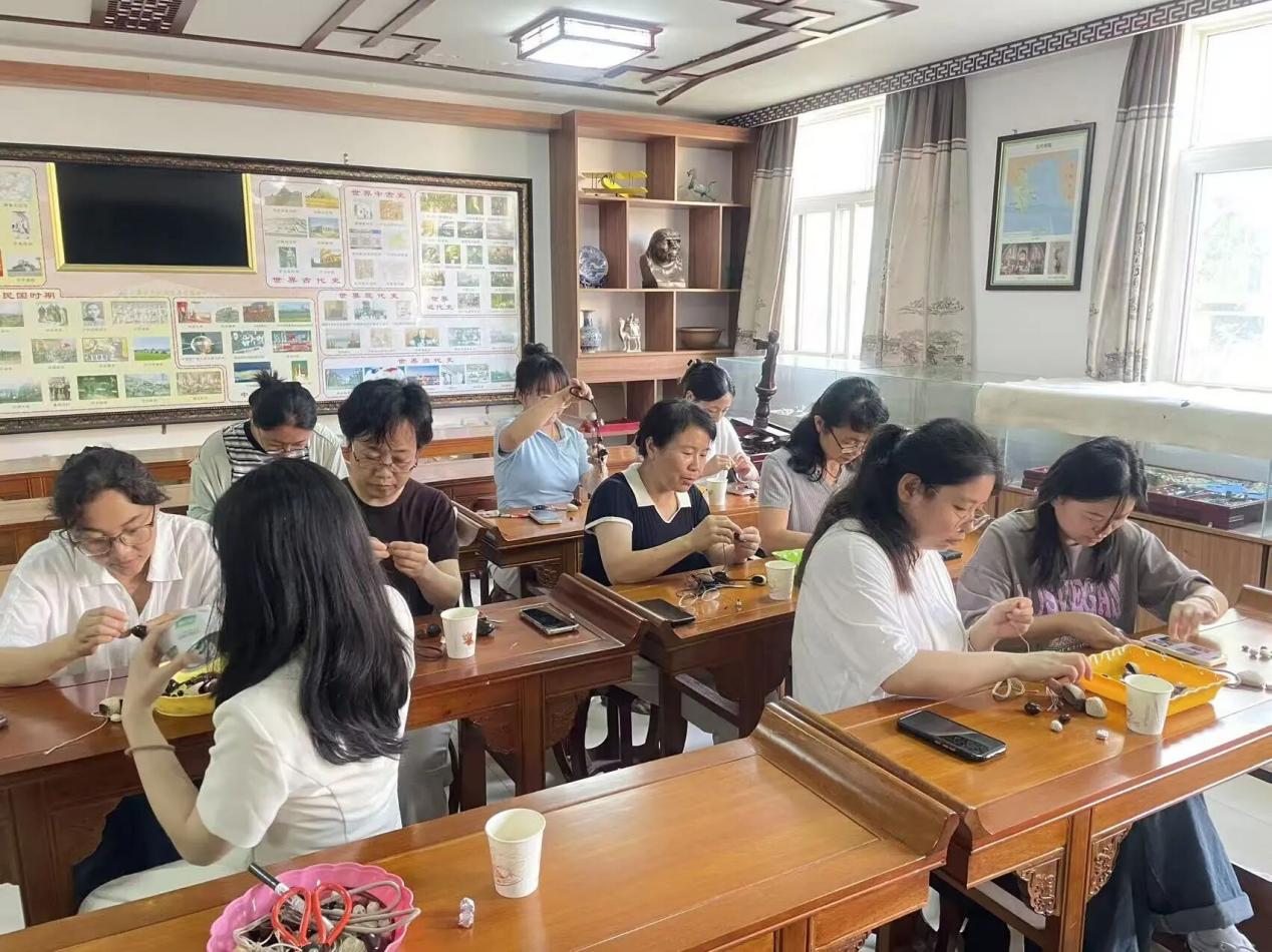 西安市第十九中学开展教职工减压手工团辅活动