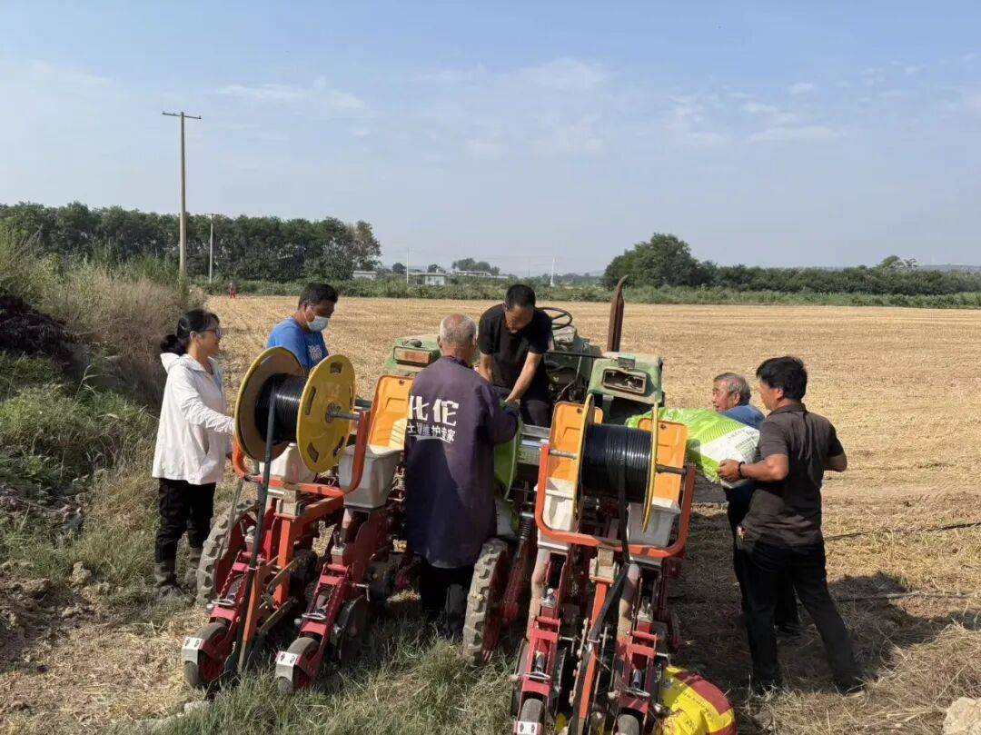 <b>韩城市：抢抓农时送技下乡 农技专家田间“把脉”助夏播</b>
