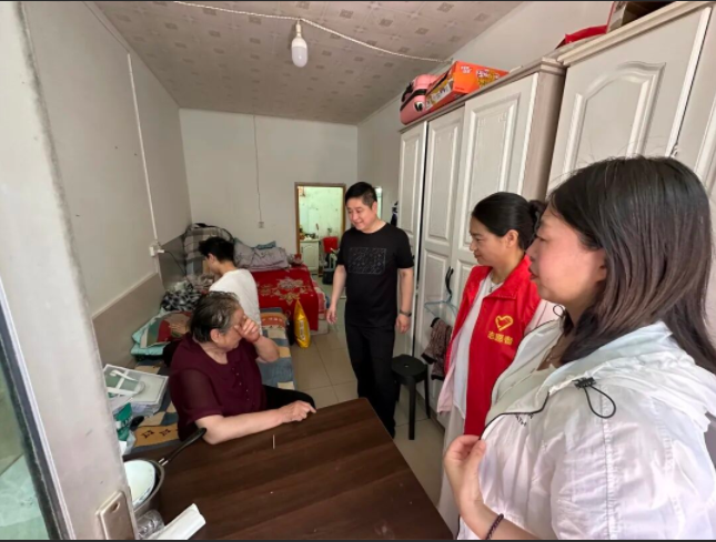 靖边农商银行联合民生路社区开展文明实践主题党日活动