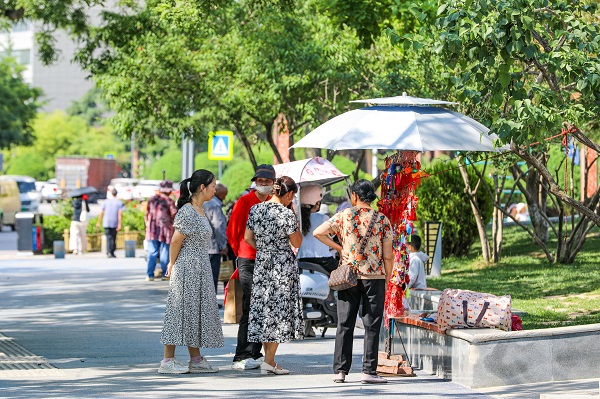 铜川市宜君县：端午香包艾草俏 宜君街头暖意浓