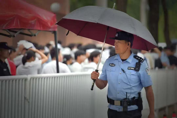 你执笔逐梦 我筑你平安——西安公安护航中考