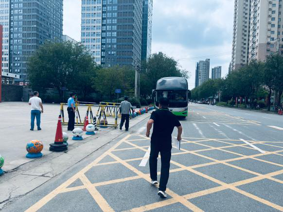 托举青春的你！西安公安站好最后一班护考岗
