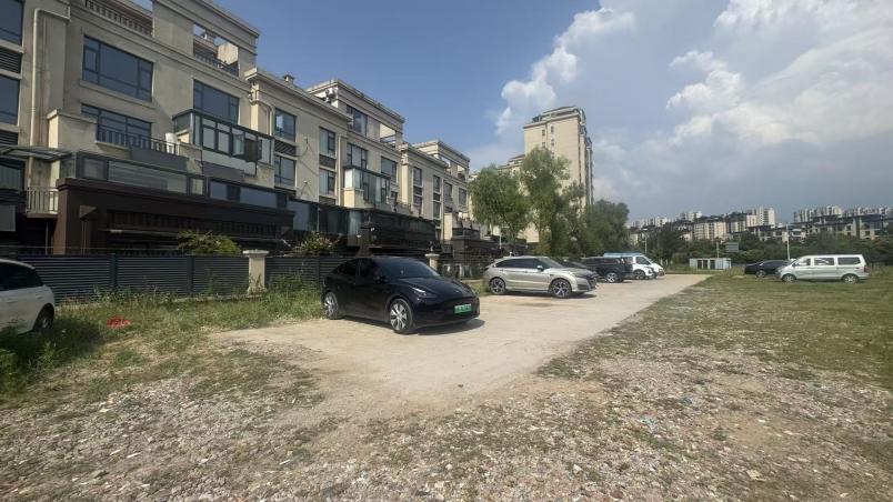规划绿地却建起收费停车场？西安灞桥区多方回应