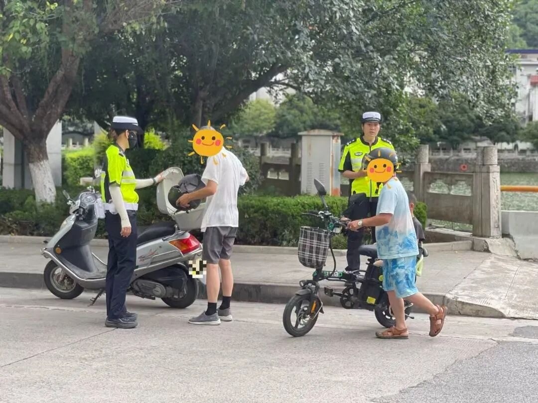 汉中交警严查电动车加装雨棚、违规载人等违法行为