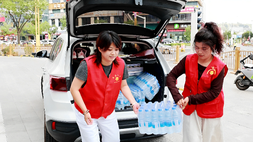 一瓶水的清凉 一座城的善意——榆林市府谷县“公益补水站”上