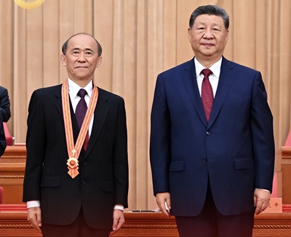 追光的你丨总书记向他们颁授勋章